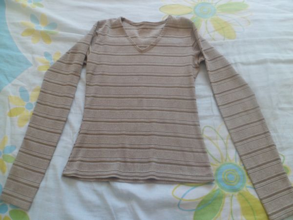 Blusa em malha grossa /listrada gola em V