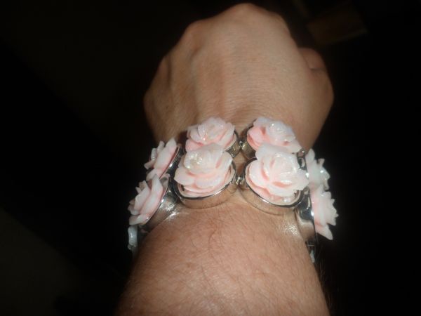 pulseira  em alto relevo (rosas) / cromada