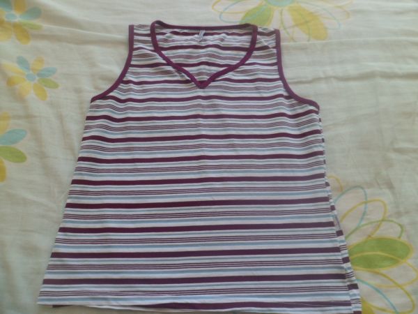 Blusa em malha listrada com fundo branco s/manga